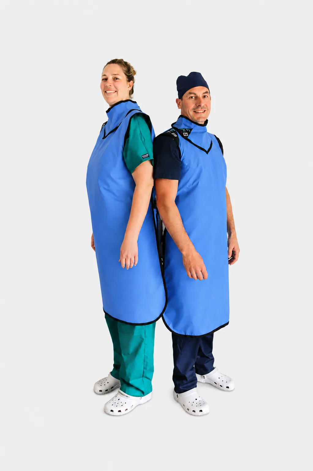 Tablier de radioprotection porté par un homme et une femme — Well With Waves